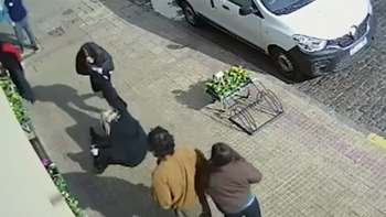Video: se bajó de su auto y golpeó a una mujer que cruzó mal la calle