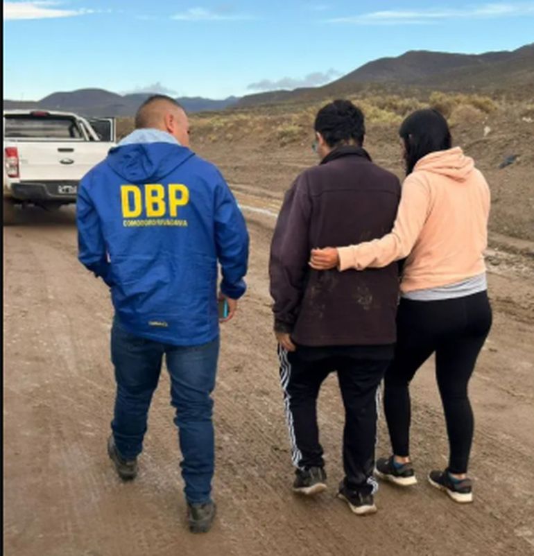 Fernando fue asistido de inmediato y trasladado a un centro de salud: llegó deshidratado, pero sin lesiones y se eperaba que le dieran el alta durante la tarde de este lunes. Fernando fue asistido de inmediato y trasladado a un centro de salud: llegó deshidratado, pero sin lesiones y se eperaba que le dieran el alta durante la tarde de este lunes.