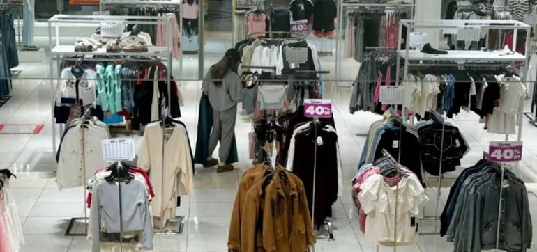 Una famosa tienda de ropa cierra más de 200 locales por el furor de compras en China