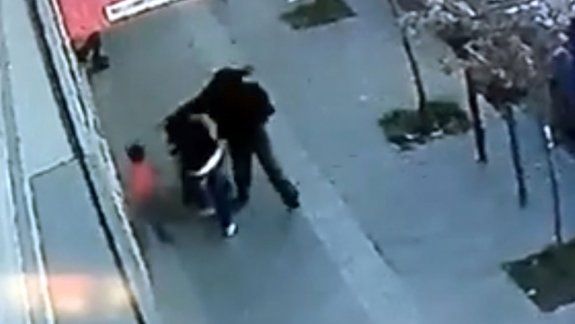 Captura de la brutal agresión. El video se viralizó en las redes sociales.