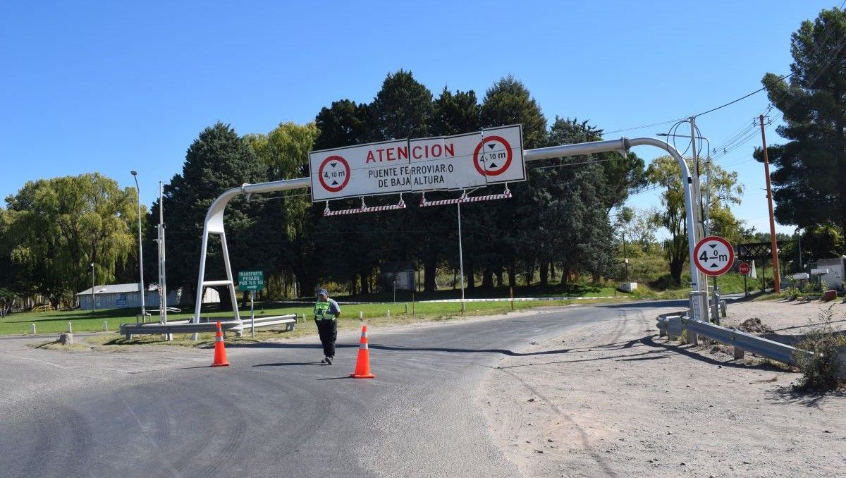 La Muni anunció las multas millonarias que pagarán los camioneros que choquen el puente del tren