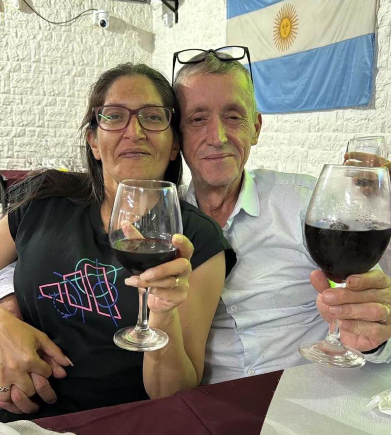 Alberto Santarceri junto a su pareja, Noelia Luna, ambos detenidos en el marco de la causa que investiga la clínica trucha en González Catán. Alberto Santarceri junto a su pareja, Noelia Luna, ambos detenidos en el marco de la causa que investiga la clínica trucha en González Catán.