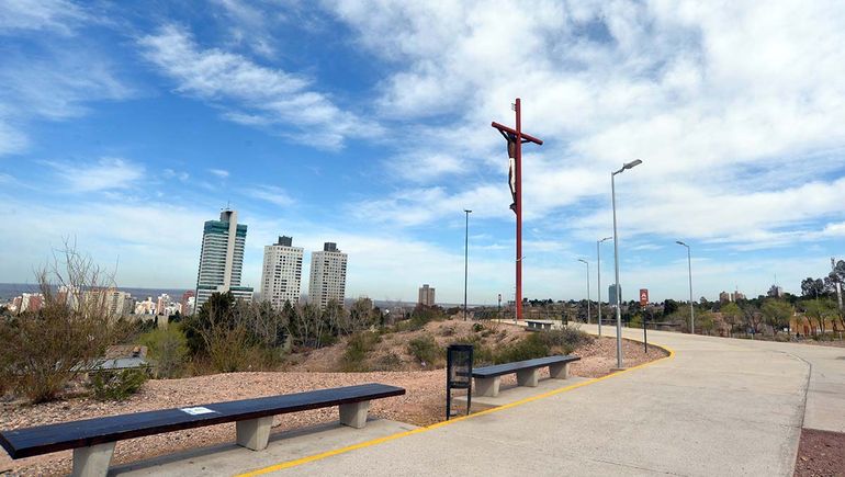 El Balcón del Valle también tiene senderos que conectan con el Cristo de Parque Norte, un sitio para caminatas para todas las edades. El Balcón del Valle también tiene senderos que conectan con el Cristo de Parque Norte, un sitio para caminatas para todas las edades.