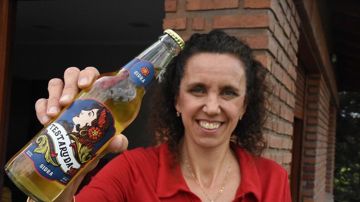 Yanina Martínez en su establecimiento de General Godoy, donde nace la sidra Testaruda. Foto:&nbsp;César Izza