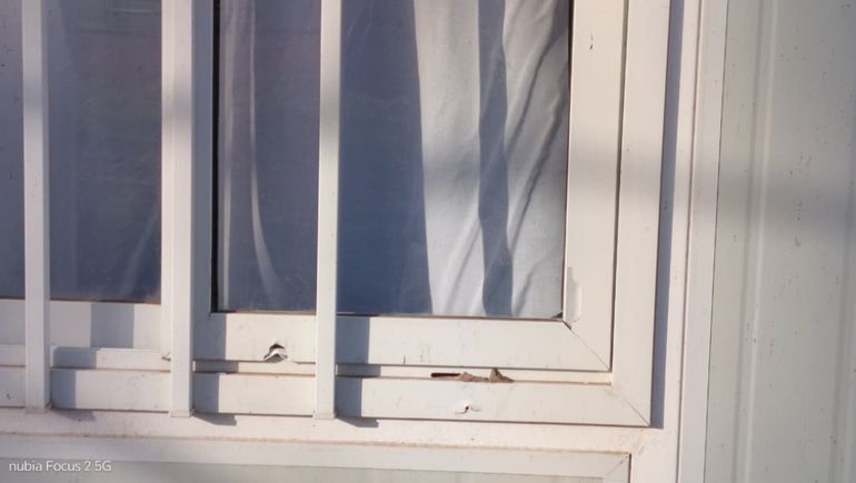 Rompieron las rejas de una ventana para sustraer elementos del equipo de patín. Rompieron las rejas de una ventana para sustraer elementos del equipo de patín.