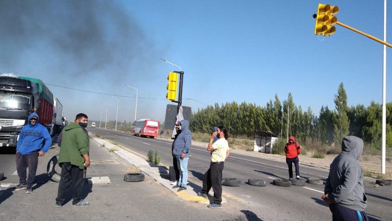 China Muerta: desocupados realizan un corte total sobre Ruta 22