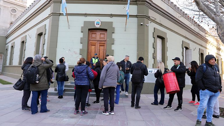 Damnificados de la Cooperativa 127 Hectáreas en un reclamo en Casa de Gobierno. Damnificados de la Cooperativa 127 Hectáreas en un reclamo en Casa de Gobierno.