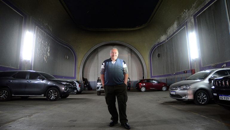 Aníbal Ferrari en el centro de los que fue la sala que albergaba 650 espectadores. En el fondo se puede apreciarla clásica arcada que lucía el escenario, que aún resiste el paso del tiempo. Aníbal Ferrari en el centro de los que fue la sala que albergaba 650 espectadores. En el fondo se puede apreciarla clásica arcada que lucía el escenario, que aún resiste el paso del tiempo.