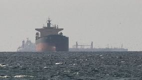 Buques de carga navegan por el Golfo cerca del estrecho de Ormuz en marzo de 2026. | LM Neuquen Buques de carga navegan por el Golfo cerca del estrecho de Ormuz en marzo de 2026.