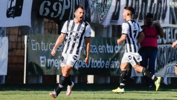 Amieva festeja el empate parcial. Luego Cipo lo ganó. Amieva festeja el empate parcial. Luego Cipo lo ganó.