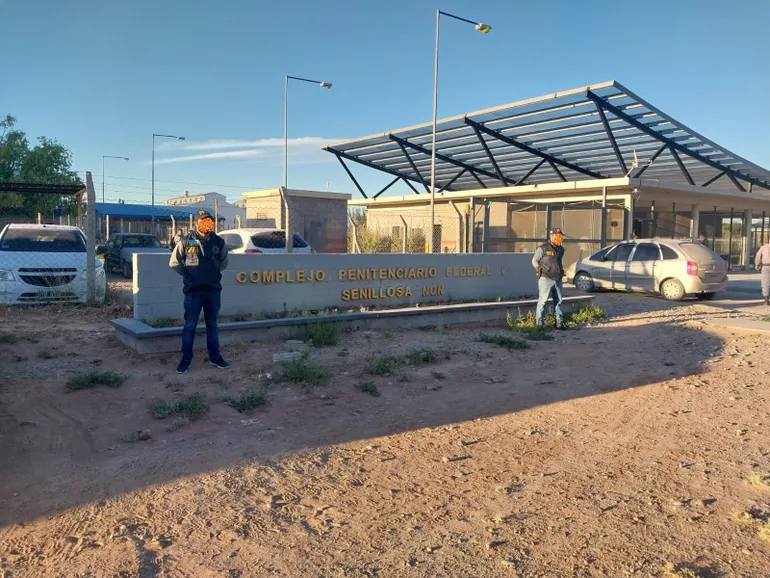 Efectivos de Antidrogas de Cipolletti durante el allanamiento al penal de Senillosa. Efectivos de Antidrogas de Cipolletti durante el allanamiento al penal de Senillosa.