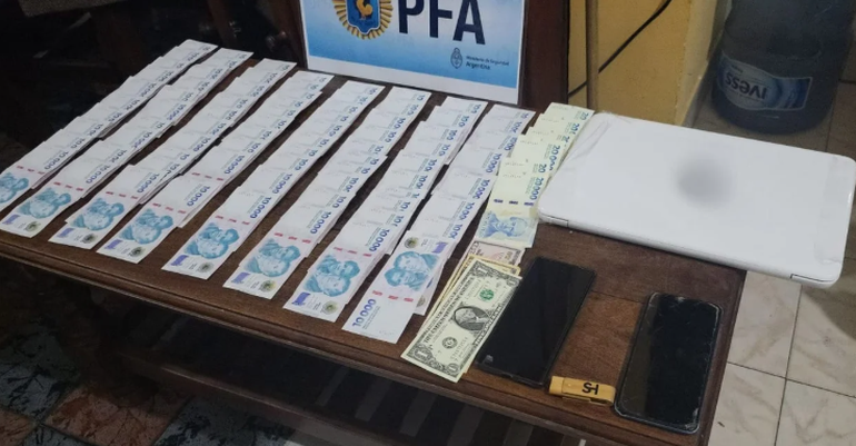 Pesos y dólares en efectivo, y la notebook incautada en uno de los allanamientos en Comodoro Rivadavia. Pesos y dólares en efectivo, y la notebook incautada en uno de los allanamientos en Comodoro Rivadavia.
