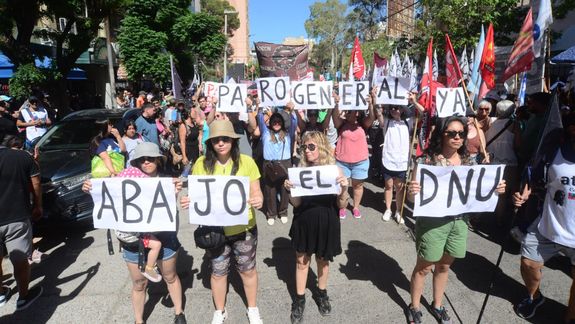 Marcha contra el DNU en Neuquén: gremios pidieron la unidad de los trabajadores