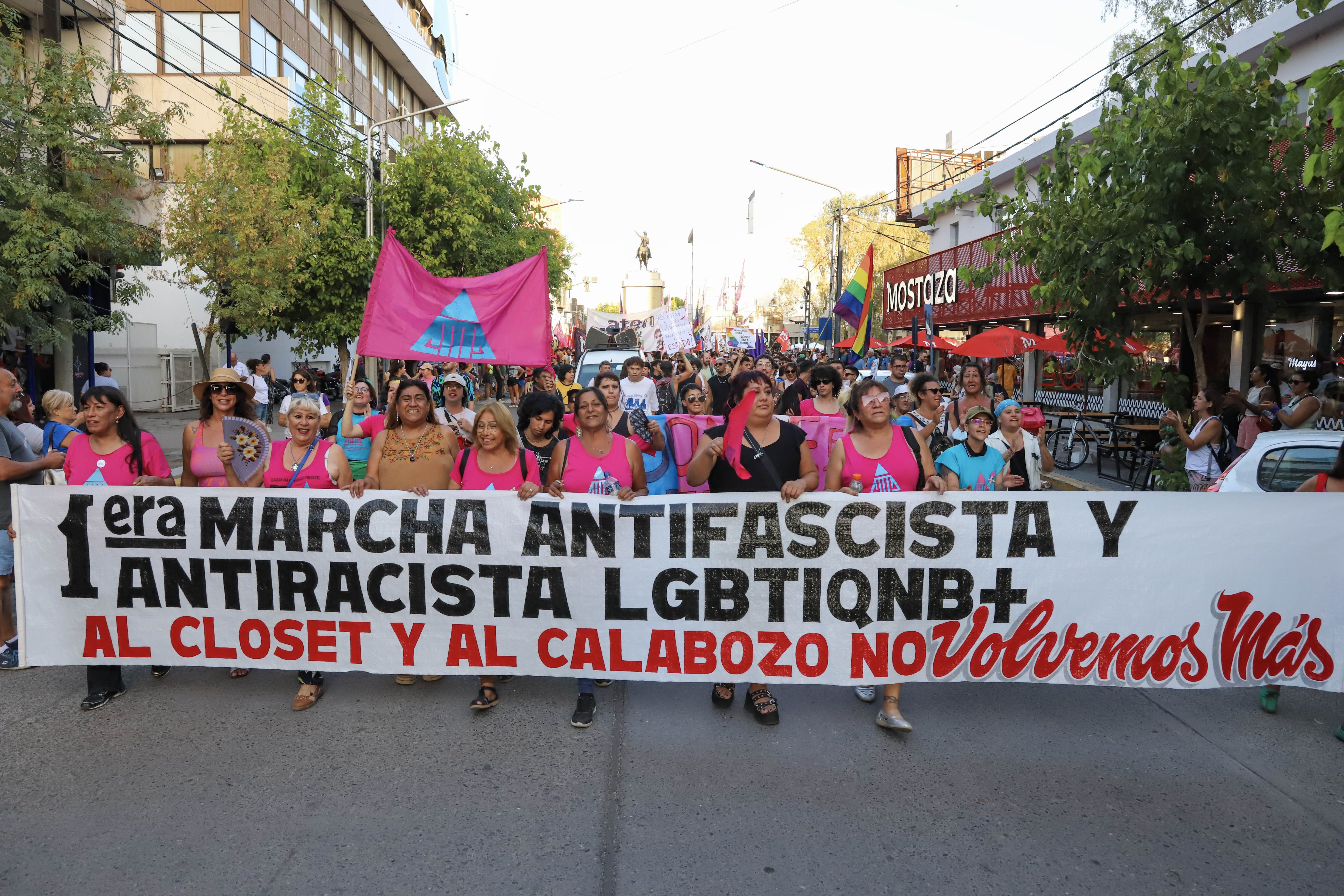 En 14 imágenes: así fue la Marcha Federal del Orgullo Antifascista y Antirracista en Neuquén