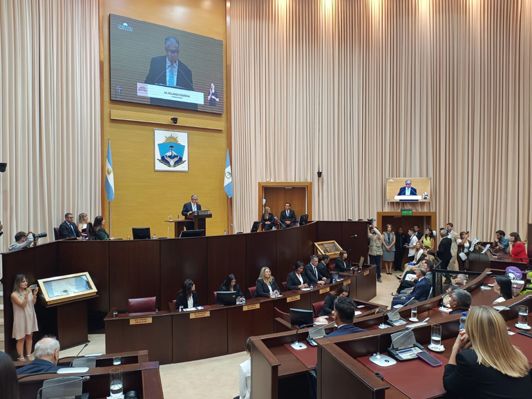 El gobernador Rolando Figueroa brinda su discurso ante la Legislatura / Foto