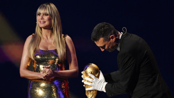 Lionel Scaloni fue el encargado de llevar la copa.