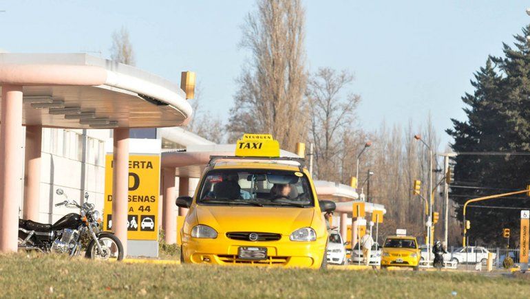 A punta de pistola robaron una casa de teléfonos celulares, a un taxista e iban por una panadería