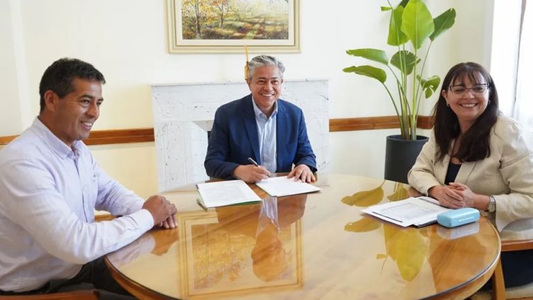 El presidente de la comisión de fomento de Pilo Lil, Andrés Infante, el gobernador Rolando Figueroa y la secretaria de Cultura, Inclusión y Gestión Comunitaria, Miriam Abojer. El presidente de la comisión de fomento de Pilo Lil, Andrés Infante, el gobernador Rolando Figueroa y la secretaria de Cultura, Inclusión y Gestión Comunitaria, Miriam Abojer.