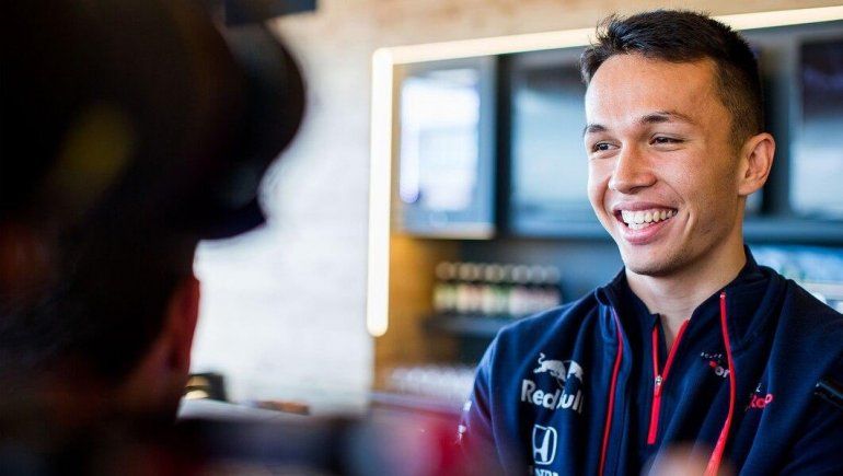 Alexander Albon firmó su continuidad con Red Bull para 2020