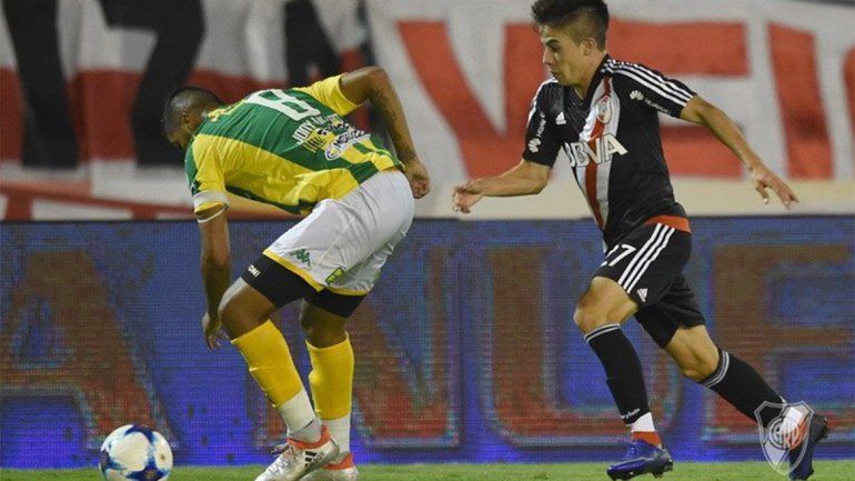 Los hinchas de River deliraron con un doble caño del neuquino Moya
