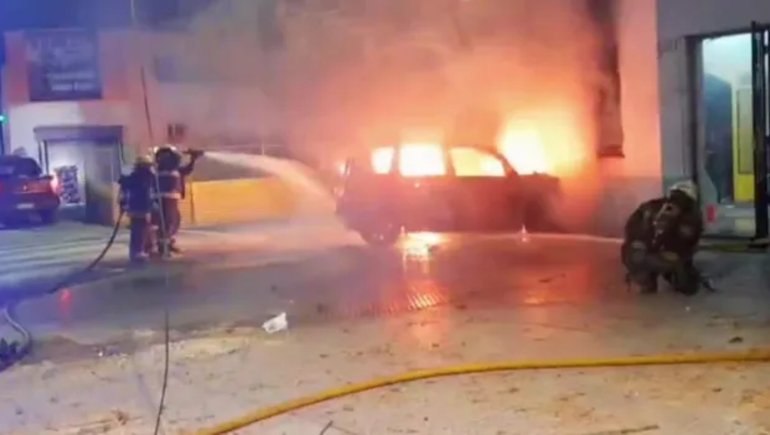 Robo, persecución e incendio: tres menores robaron un auto y lo chocaron contra una casa