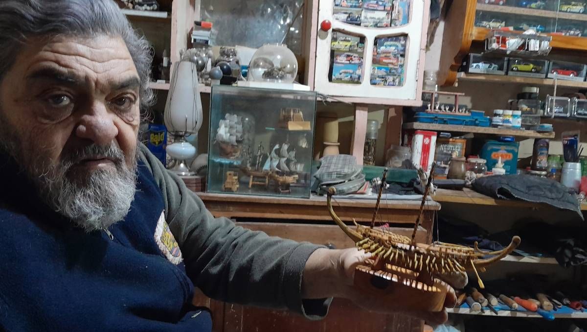 El artista del barrio La Sirena: constructor de un micromundo de máquinas