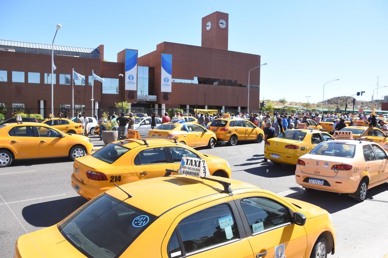 Taxi Rosa: arduo debate entre los concejales para legalizar el proyecto