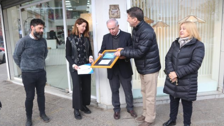 Reconocieron a un comercio histórico que lleva luz a los neuquinos