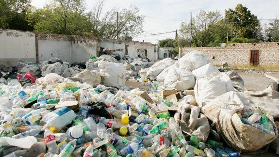 Las botellas se amontonan en el viejo corralón todas las semanas.