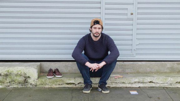 Fito Páez y Andy Kusnetzoff son otros de los famosos que los usan. Las cajas de mis zapatos ahora tienen la cara de mis abuelos, que trabajan conmigo. Quiero que tengan la foto de las personas que los fabrican, contó Greco, quien agregó que en su empres