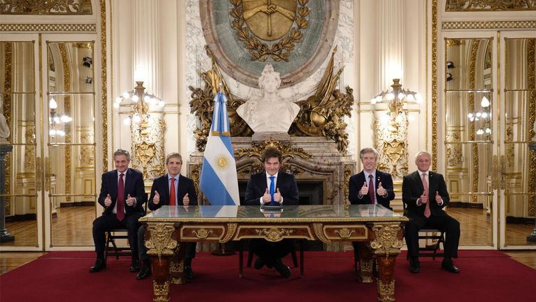 Javier Milei realizó anuncios económicos y aseguró: Me van a tener que sacar con los pies para adelante