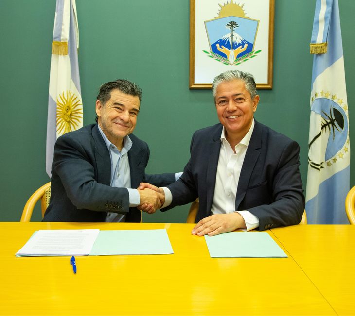 Galuccio y Figueroa renovaron el compormiso de Vista Energy con las Becas Gregorio Álvarez. Galuccio y Figueroa renovaron el compormiso de Vista Energy con las Becas Gregorio Álvarez.