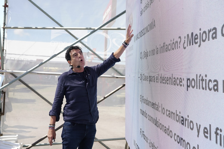 Carlos Melconian en Expoagro 2026: advierte estanflación, pero ve al agro con tecnología como motor de apertura económica. Carlos Melconian en Expoagro 2026: advierte estanflación, pero ve al agro con tecnología como motor de apertura económica.