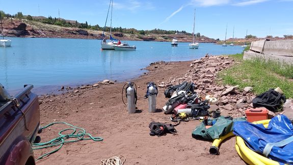 Comenzó el operativo para reflotar el velero hundido en El Chocón