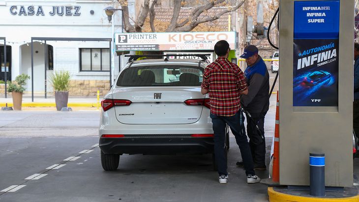 La venta de combustibles cayó en marzo, pero crece la nafta premium en Argentina.