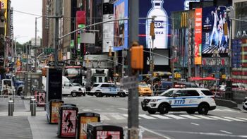 amenaza de bomba en times square: desalojaron a cientos de turistas y trabajadores amenaza de bomba en times square: desalojaron a cientos de turistas y trabajadores