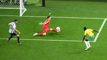 las milagrosas salvadas del dibu en la ultima y de lisandro poco antes las milagrosas salvadas del dibu en la ultima y de lisandro poco antes