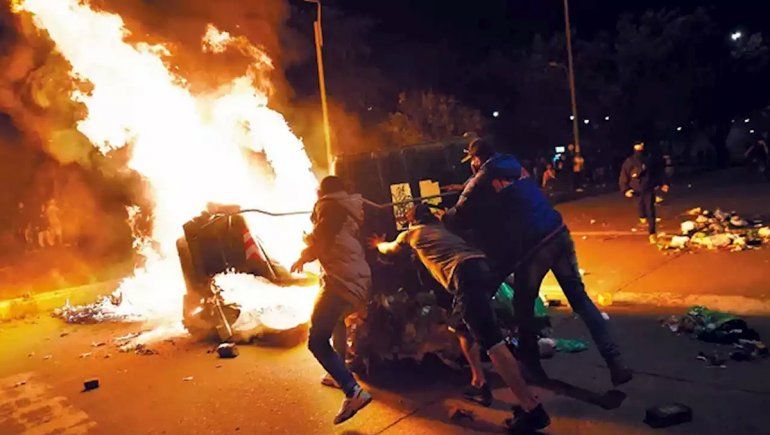 Caos en Cali: un muerto y varios autos quemados