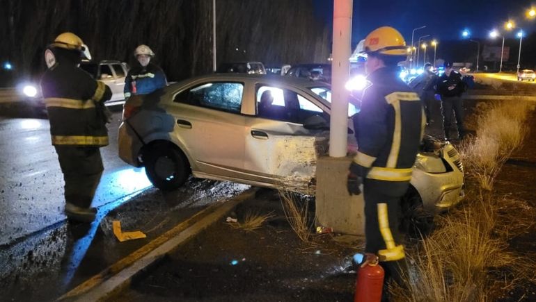 Accidente con suerte: se les fue el auto contra un poste y solo sufrieron golpes