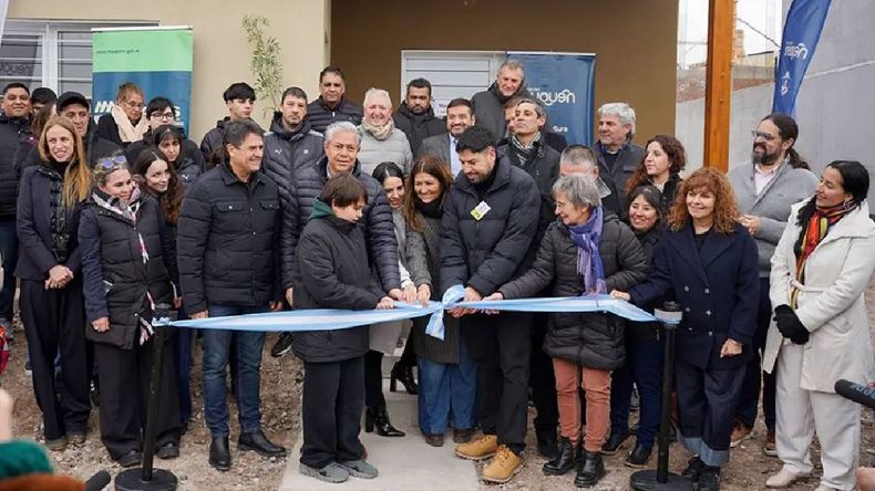 El Gobierno entregó otra etapa de viviendas de Neuquén Habita en la capital provincial