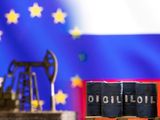 FOTO DE ARCHIVO: Modelos de barriles de petróleo y un gato de bomba ante los colores de las banderas de la UE y Rusia en una ilustración tomada el 8 de marzo de 2022. REUTERS/Dado Ruvic