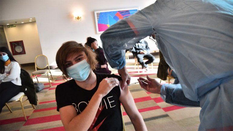 Cómo se resisten a la vacuna, los incentivan con promos en bares