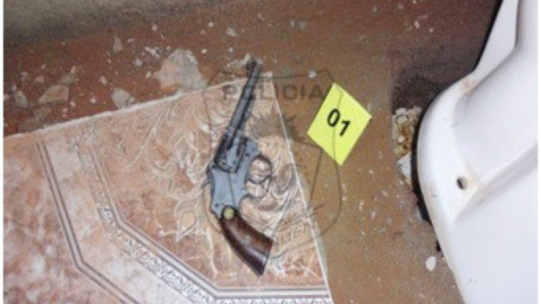 El arma secuestrada estaba tirada en el baño de la casa allanada.