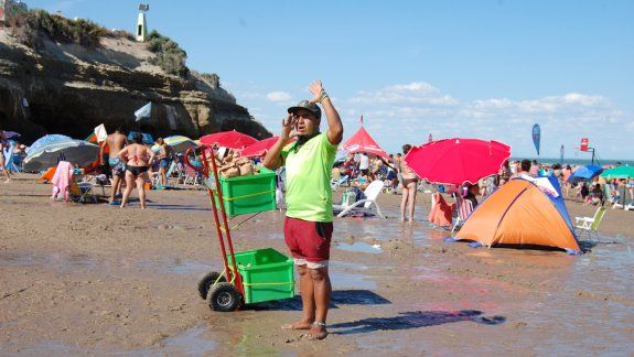 Los gritos de Martín Cuevas despiertan la simpatía de los turistas, quienes se sienten tentados a comprarle.&nbsp;