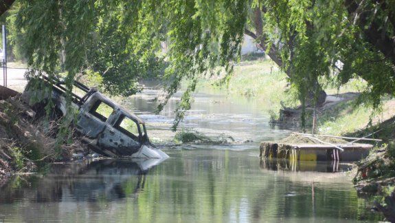 Los vecinos que padecen el mal olor y la mugre dicen que quejarse ya no sirve de nada. Algunos hasta aseguran que el estado del agua es imposible de describir.