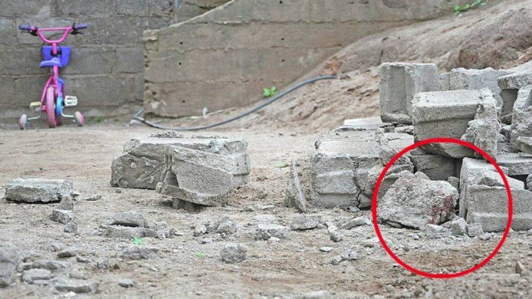 La topadora golpeó una columna y derrumbó la medianera de la casa.