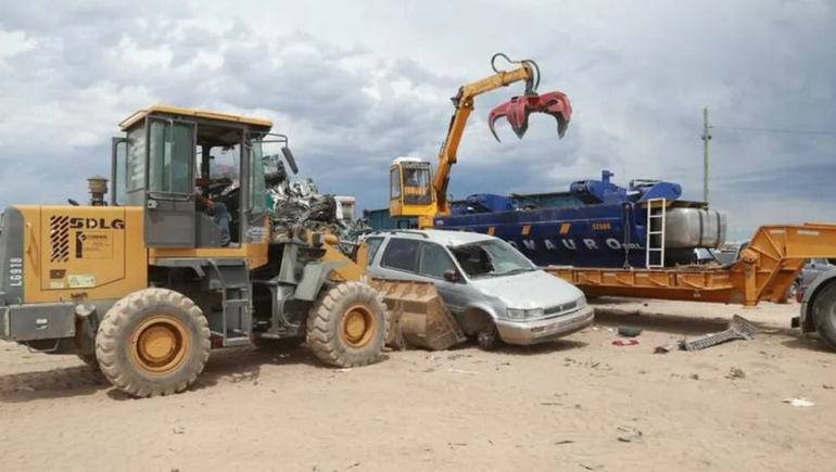 La compactadora tiene como objetivo vaciar las calles de autos abandonados en Neuquén