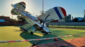 Accidentado y arriesgado aterrizaje de emergencia en una cancha de hockey