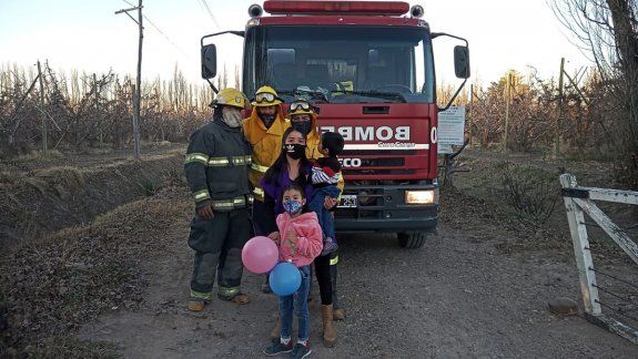 Los Bomberos sorprendieron a Leo para su cumple de dos