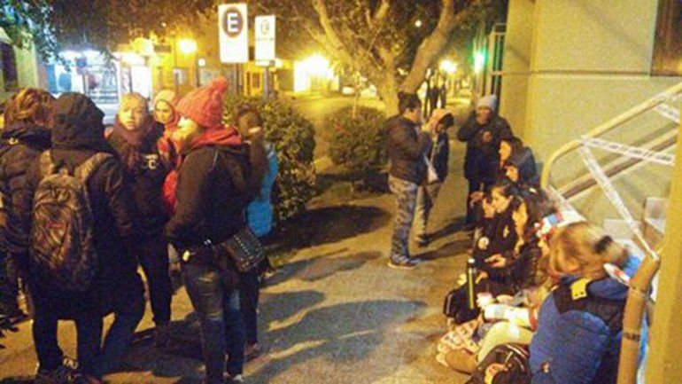 Trabajadores de CBS bloquean un edificio de gobierno y cortan calles en el centro